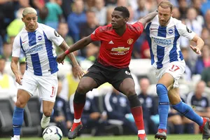 Paul Pogba (Manchester United) kiểm soát bóng trước hậu vệ Brighton