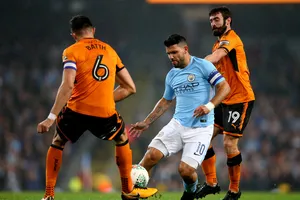 Sergio Aguero (Man City) đi bóng qua hàng thủ Wolverhampton.