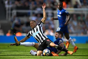 Gary Cahill (phải, Chelsea) phạm lỗoi với tiền đạo Dwight Gayle (Newcastle). 