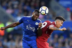 Roberto Firmino (phải, Liverpool) vất vả trước Wes Morgan (Leicester City)