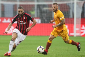 Gonzalo Higuain (AC Milan) và Daniele De Rossi (Roma)