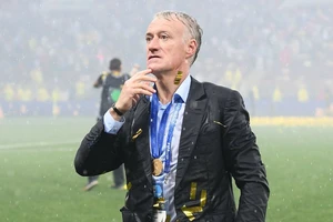 Didier Deschamps trong đêm đăng quang ở World Cup