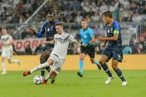 Marco Reus đi bóng trước khung thành tuyển Pháp.