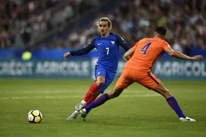 Antoine Griezmann (trái, Pháp) đi bóng trước hậu vệ Hà Lan.