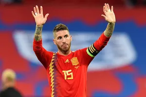 Sergio Ramos bị la chộ trên sân Wembey