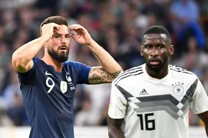 Olivier Giroud (trái)