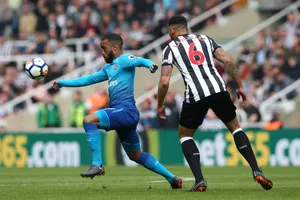 Alexandre Lacazette (trái, Arsenal) vượt qua Jamaal Lascelles (Newcastle United)