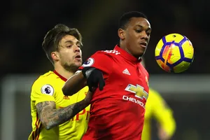 Anthony Martial (phải, Manchester United) kiểm soát bóng trước Kiko Femenia (Watford)