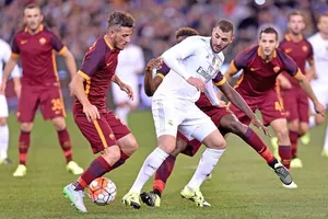 AS Roma đổ bê tông để ngăn cản Karim benzema.