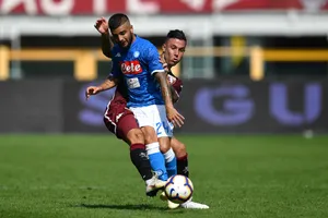 Lorenzo Insigne (trái, Napoli) chơi tốt vị trí tiền đạo