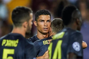 Ronaldo đã bật khỏc khi rời sân