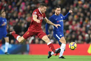 Eden Hazard (phải, Chelsea) tranh bóng với James Milner (Liverpool)