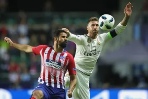 Diego Costa (trái, Atletico) tranh bóing với Sergio Ramos (Real Madrid)