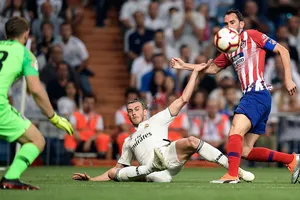 Gareth Bale (giữa) dính chấn thương trong trận hòa Atletico Madrid.