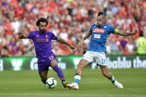Mohamed Salah (Liverpool) tranh bóng với Marek Hamsik (Napoli)