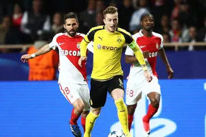Marco Reus (giữa) sẽ quyết định chiến thắng cho Dortmund.