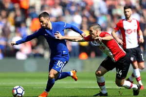 Hậu ved56 Soputhampton (phải) cản phá Eden Hazard (Chelsea)