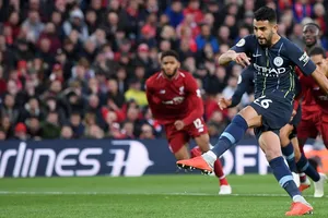 Riyad Mahrez tung cú sút 11m, vọt xà
