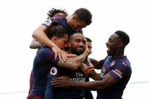 Lacazzette và các đồng đội Arsenal ăn mừng thắng lợi