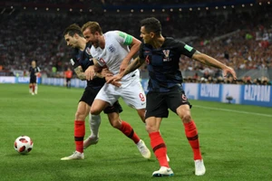 Harry Kane (giữa) bị hai cầu thủ Croatia kèm chặt