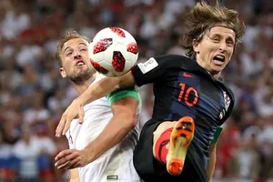 Luka Modric (phảoi) và Harry Kane (tuyển Anh)