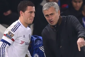 Eden Hazard và HLV Jose Mourinho.