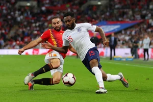 Dani Carvajal (trái, Tây Ban Nha) cản phá Danny Rose (Anh)