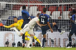 Hàng thủ Pháp suy yếu?