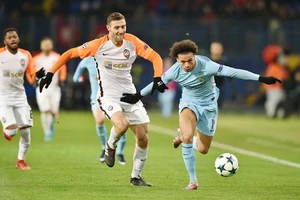 Leroy Sane (phải, Man City) đi bóng qua hậu vệ Shakhtar.