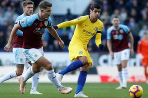 Alvaro Morata (giữa) ghi bàn sớm cho Chelsea