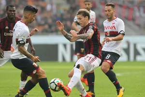 Lucas Biglia (AC MIlan) tranh bóng với Armando Izzo (Genoa)