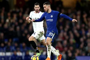 Eden Hazard (trái., Chelsea) đi bóng trước hậu vệ Crystal Palace.