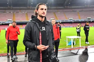  Adrien Rabiot đã mài đũng quần trên băng dự bị 2 trận gần dây.