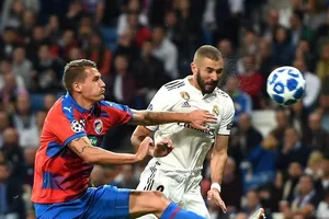 Karim Benzema (phải, Real Madrid) tranh bóng với hậu vệ Plzen