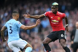 Paul Pogba (phải, Man United) đi bóng qua Danilo (Man City)