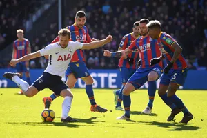 Harry Kane (trái, Tottenham) sẽ xuyên thủng hàng thủ Crystal Palace.
