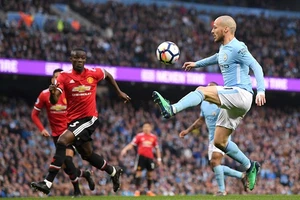 David Silva (phải, Man City) uy hiếp khung thanh Man United.