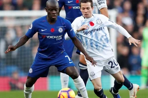 NGolo Kante (trái, Chelsea) kiểm soát bóng trước cầu thủ Everton