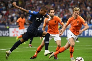 Kylian Mbappe ghi bàn mở tỷ số cho Pháp ở lượt đi