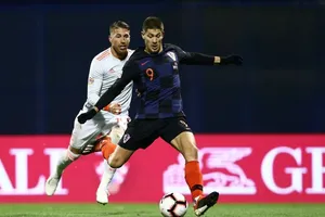 Andrej Kramaric ghi bàn chop Croatia trước Tây Ban Nha