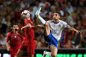 Jorginho (phải, Italia tranh bóng trước hậu vệ Bồ Đào Nha.
