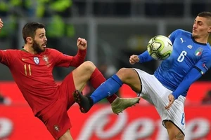 Bernardo Silva (trái, Bồ Đào Nha) teranh bóng với Verratti (Italia)