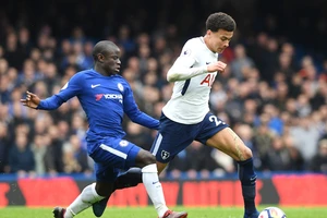 Dele Alli (phải, Tottenham) cố ga981ng vượt qua N'Golo Kante