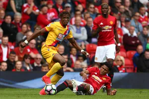 Wilfried Zaha (trái, Crystal Palace) có thể gây so961c cho Man United.