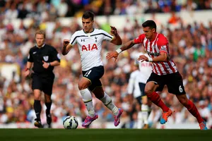 Eric Lamela đi bóng qua hậu vệ Southampton