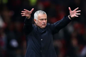 Jose Mourinho lúng túng khi phải cải chính