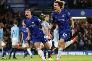 David Luiz ăn mừng chiến thắng