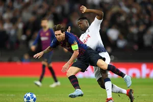 Hậu vệ Tottenham phạm lỗi với Lionel Messi (Barca)