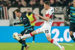 Cha của đội trưởng Stuttgart chết trên sân bóng