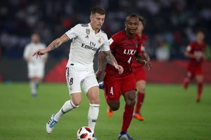 Toni Kroos đ0i bóng qua hậu vệ Kashima Antlers